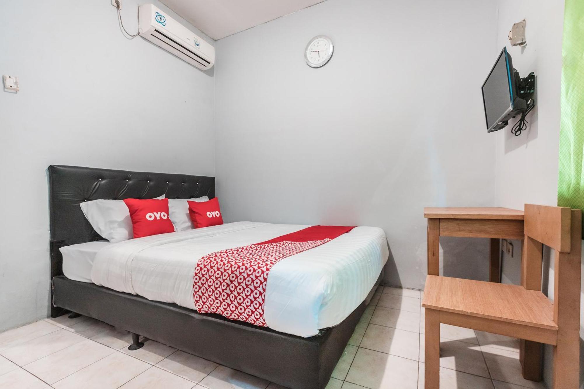Oyo Living 1756 Amira Guest House Bekasi Exterior foto