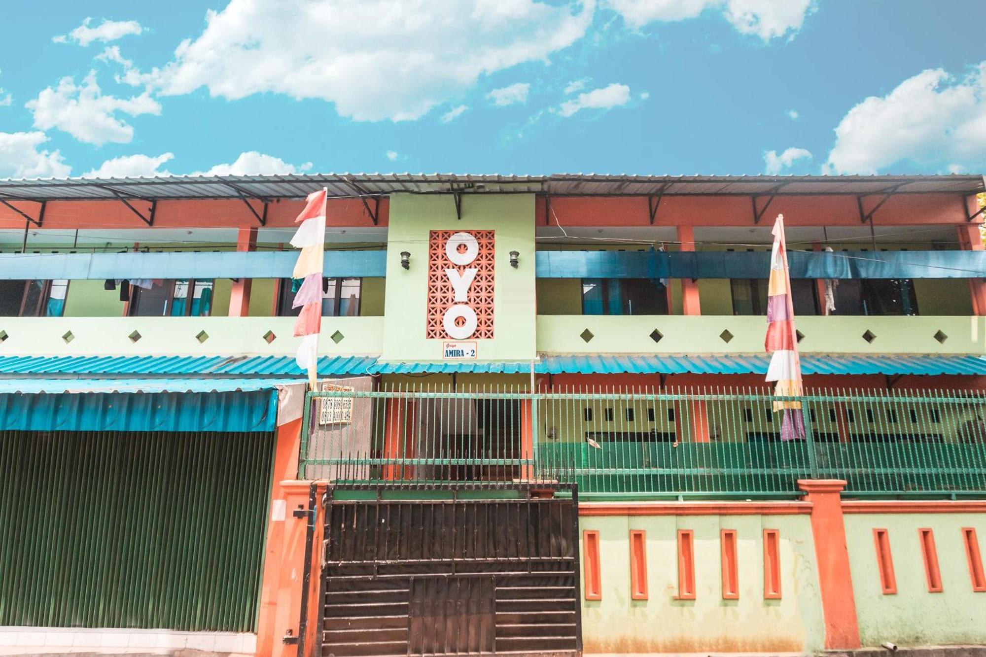 Oyo Living 1756 Amira Guest House Bekasi Exterior foto
